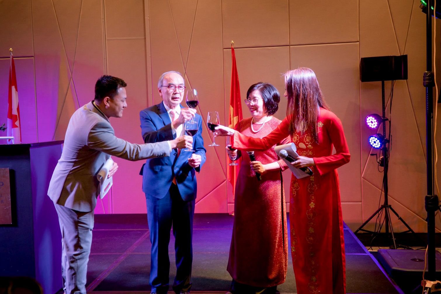 tong lanh su quan viet nam tai vancouver canada mo tiec mung xuan 2020 cho ba con kieu bao