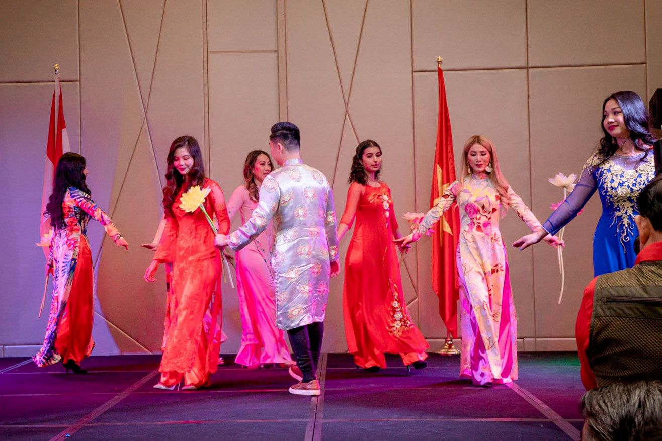 tong lanh su quan viet nam tai vancouver canada mo tiec mung xuan 2020 cho ba con kieu bao