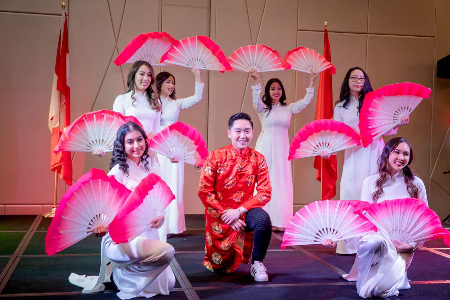 tong lanh su quan viet nam tai vancouver canada mo tiec mung xuan 2020 cho ba con kieu bao