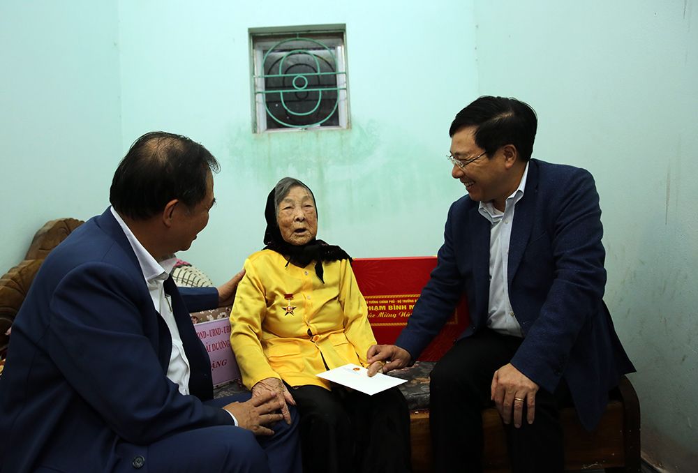 Phó Thủ tướng Phạm Bình Minh trao quà cho các gia đình chính sách tại Hải Dương pho thu tuong pham binh minh trao qua cho cac gia dinh chinh sach tai hai duong