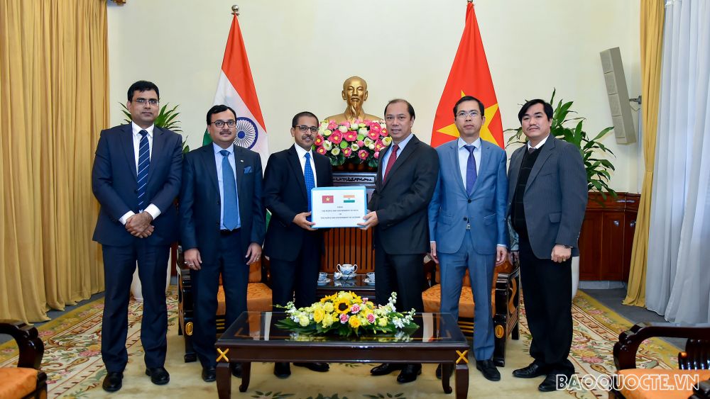 Ấn Độ trao hàng cứu trợ nhân dân lũ lụt miền Trung