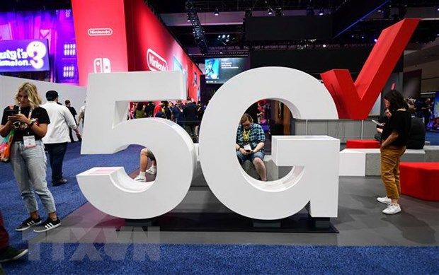 Biểu tượng mạng 5G tại một triển lãm ở Los Angeles, Mỹ. (Ảnh: AFP/TTXVN) Biểu tượng mạng 5G tại một triển lãm ở Los Angeles, Mỹ. (Ảnh: AFP/TTXVN)