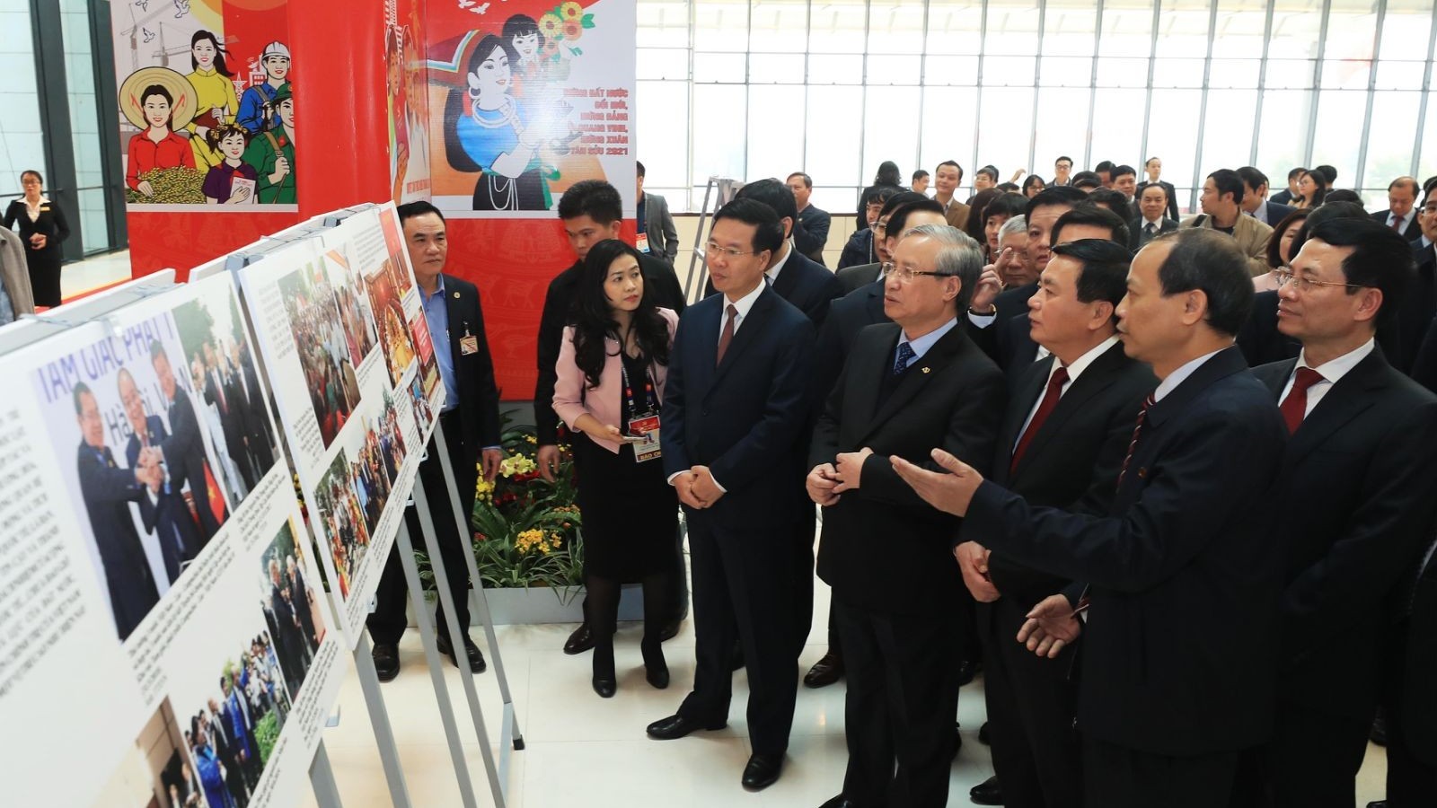 Trưng bày ảnh: “Vững bước dưới cờ Đảng quang vinh" chào mừng Đại hội XIII