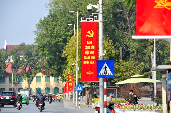 Hà Nội tưng bừng cờ hoa chào đón Đại hội XIII của Đảng.