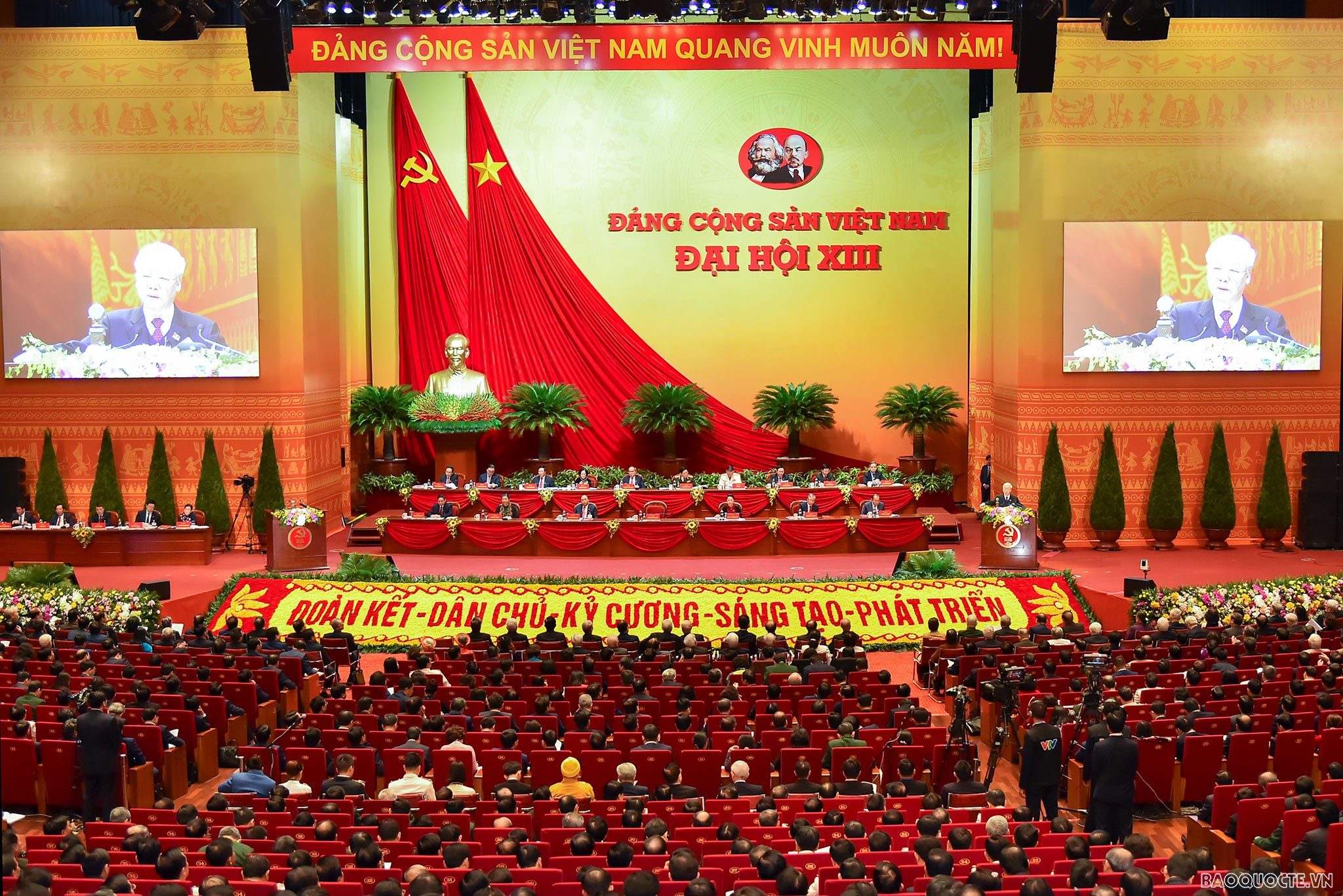 Sáng 26/1/2021, Đại hội XIII của Đảng chính thức khai mạc trọng thể tại Trung tâm Hội nghị quốc gia, Hà Nội. (Ảnh: Tuấn Anh) Các Đảng, tổ chức và bạn bè quốc tế gửi điện mừng Đại hội XIII