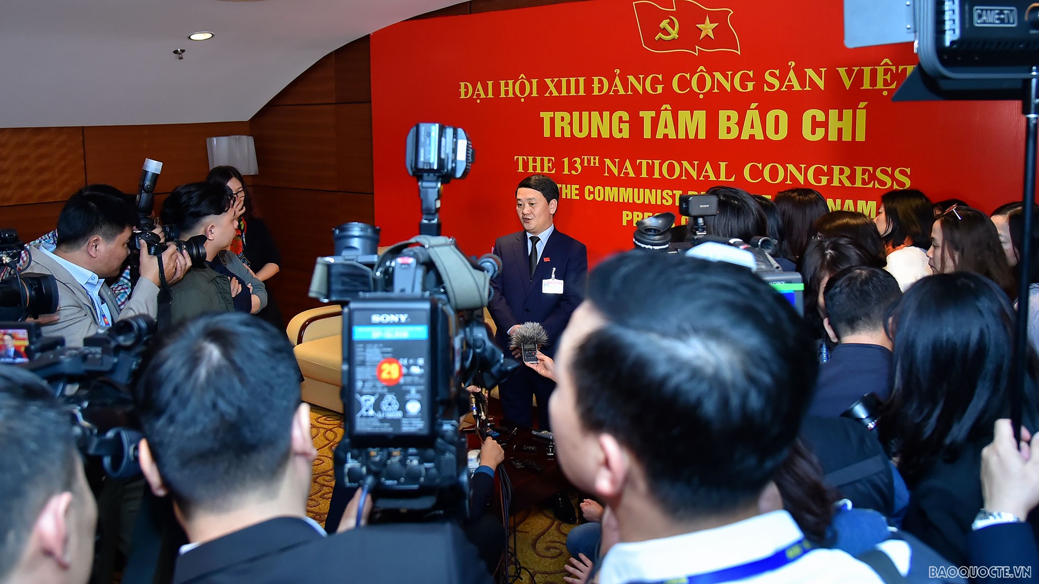 Bên lề Đại hội XIII của Đảng sáng 27/1, Phó Chủ tịch - Tổng thư ký Uỷ ban Trung ương MTTQ Việt Nam Hầu A Lềnh thông tin đến báo chí về công tác nhân sự. (Ảnh: Tuấn Anh)