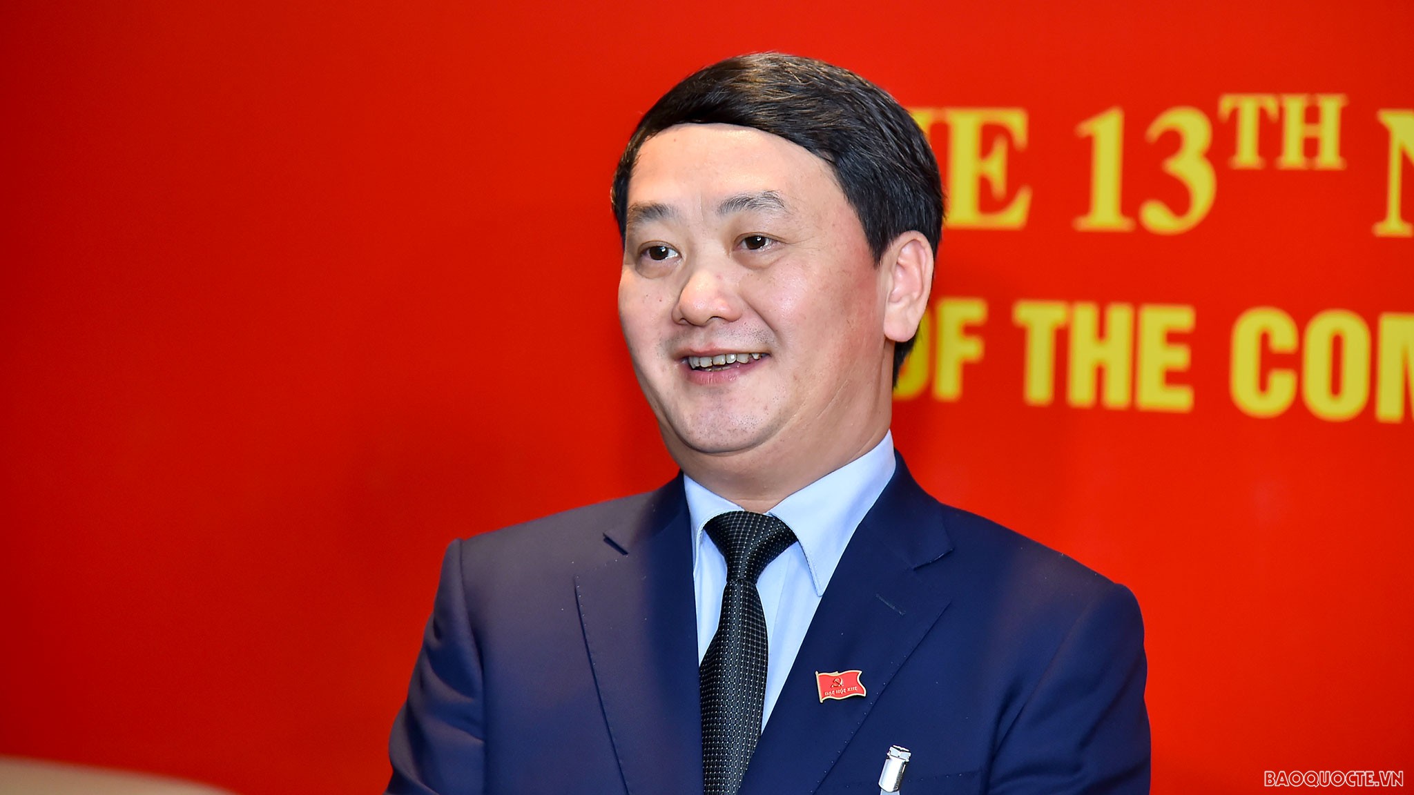 Bên lề Đại hội XIII của Đảng sáng 27/1, Phó Chủ tịch - Tổng thư ký Uỷ ban Trung ương MTTQ Việt Nam Hầu A Lềnh thông tin đến báo chí về công tác nhân sự. (Ảnh: Tuấn Anh)