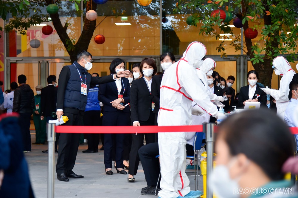 Các phóng viên phục vụ tại Đại hội XIII thực hiện xét nghiệm Covid-19 lần 3