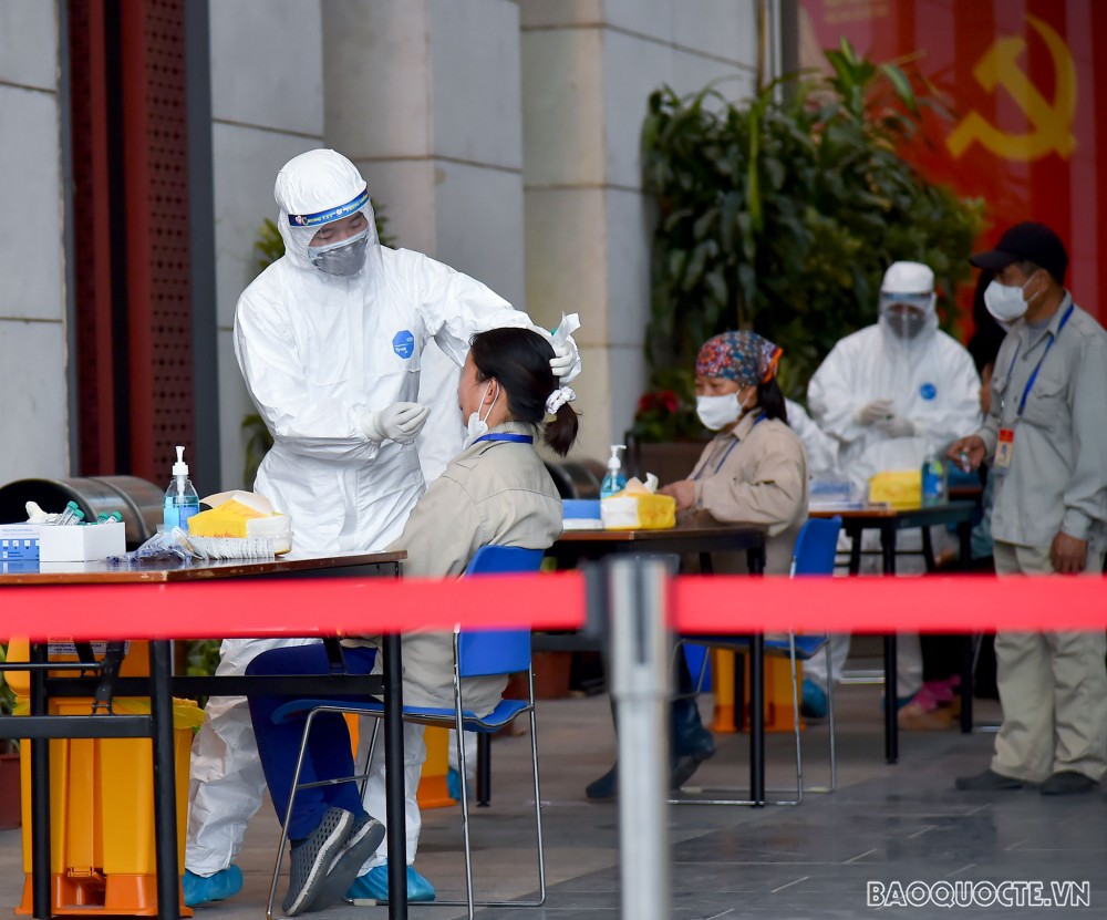 Các phóng viên phục vụ tại Đại hội XIII thực hiện xét nghiệm Covid-19 lần 3