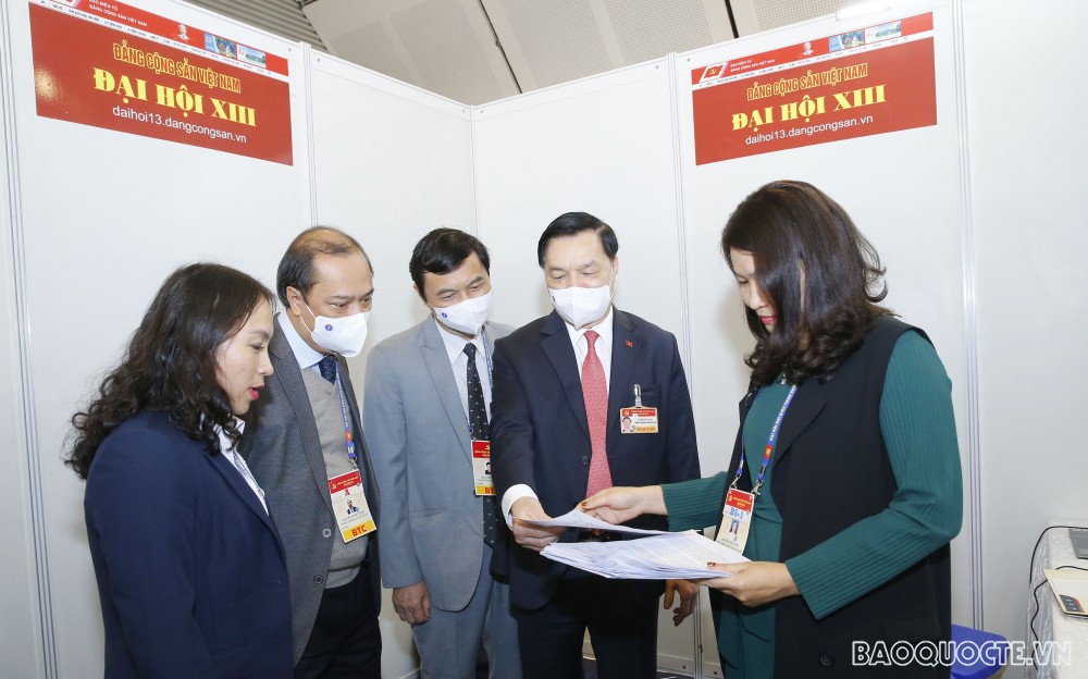 Đồng chí Lê Mạnh Hùng, Phó Trưởng ban Tuyên giáo Trung ương, Giám đốc Trung tâm Báo chí Đại hội XIII cho biết, nhằm tạo điều kiện tốt nhất và hướng dẫn các phóng viên, nhà báo trong nước và quốc tế tác nghiệp tại Trung tâm, Trung tâm báo chí đã ban hành nhiều văn bản như: Quy chế hoạt động của Trung tâm Báo chí Đại hội XIII của Đảng, Hướng dẫn cung cấp thông tin và trả lời phỏng vấn báo chí của đại biểu dự Đại hội đại biểu toàn quốc lần thứ XIII của Đảng...