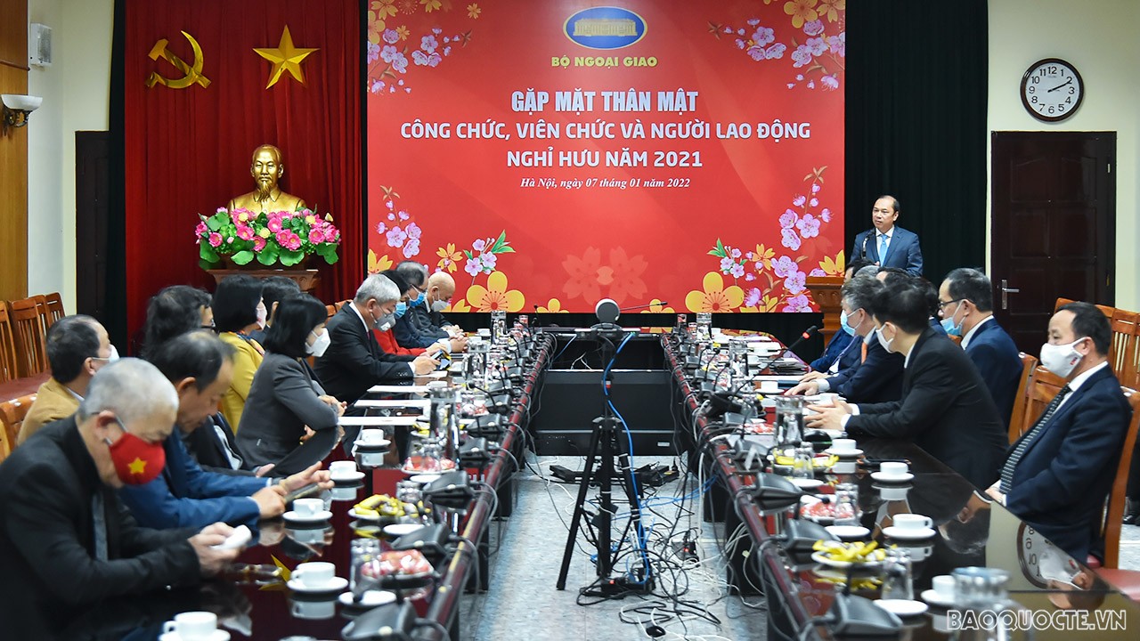 Bộ Ngoại giao trao quyết định cho cán bộ nghỉ hưu năm 2021