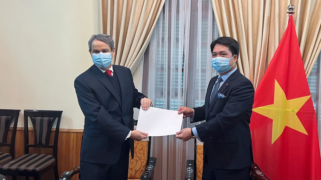 Cục trưởng Cục Lễ tân Nhà nước tiếp Đại sứ Mexico trao bản sao Ủy nhiệm thư Cục trưởng Cục Lễ tân Nhà nước tiếp Đại sứ Mexico trao bản sao Ủy nhiệm thư