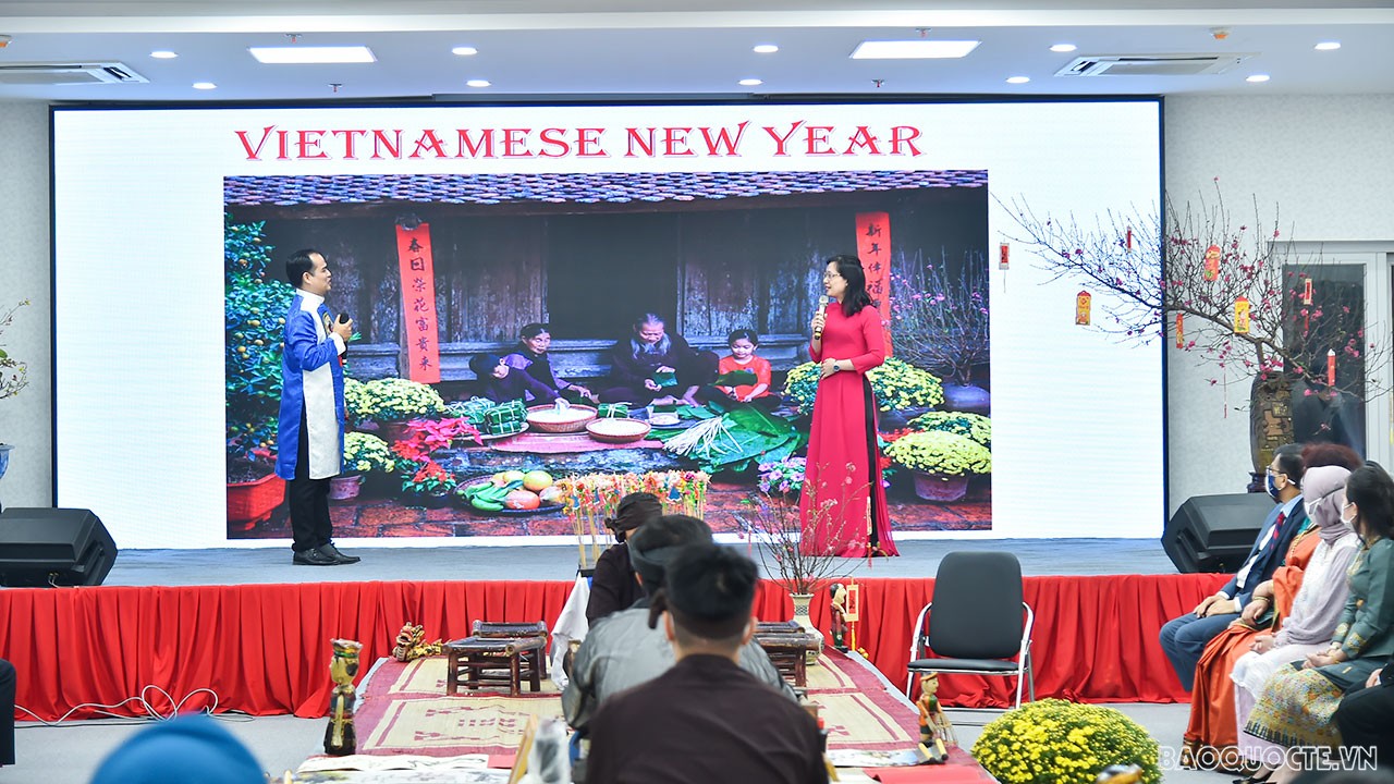 Ngay sau đó, các đại biểu được nghe về giới thiệu về Tết cổ truyền Việt Nam. 