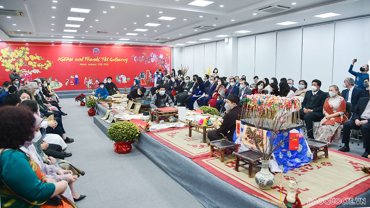 “Từ trang trí nhà cửa đầy màu sắc nhưng vẫn ấm cúng với những loài hoa đặc trưng, mâm cỗ ngọt ngào, âm nhạc vui tươi, những bức tranh dân gian đậm đà hương vị đến những bữa cơm sum họp, những nét đẹp nhất của đời sống văn hóa Việt Nam trong dịp Tết”. 