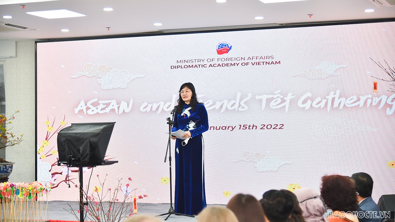 Phát biểu khai mạc chương trình, TS. Phạm Lan Dung, Quyền Giám đốc Học viện Ngoại giao bày tỏ mong muốn, các bạn bè quốc tế đến và trải nghiệm không khí Tết đặc trưng ở Việt Nam. 