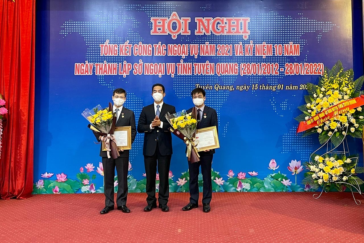 Đoàn công tác của Bộ Ngoại giao làm việc tại tỉnh Tuyên Quang và dâng hương tại Khu di tích Bộ Đoàn công tác của Bộ Ngoại giao làm việc tại tỉnh Tuyên Quang và dâng hương tại Khu di tích Bộ