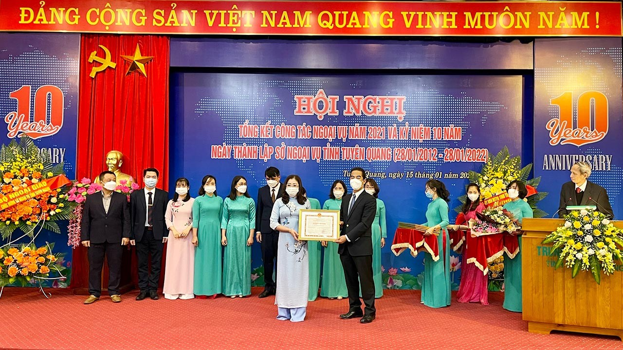 Đoàn công tác của Bộ Ngoại giao làm việc tại tỉnh Tuyên Quang và dâng hương tại Khu di tích Bộ Đoàn công tác của Bộ Ngoại giao làm việc tại tỉnh Tuyên Quang và dâng hương tại Khu di tích Bộ