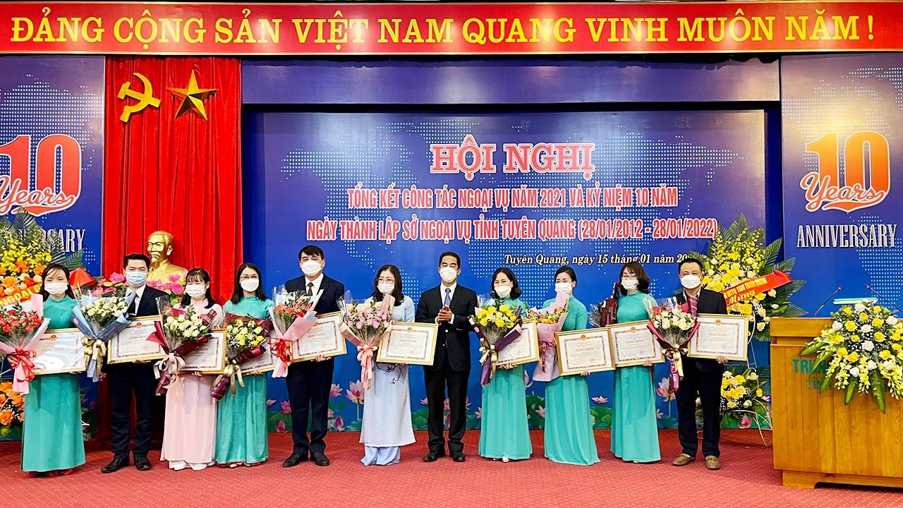 Đoàn công tác của Bộ Ngoại giao làm việc tại tỉnh Tuyên Quang và dâng hương tại Khu di tích Bộ Đoàn công tác của Bộ Ngoại giao làm việc tại tỉnh Tuyên Quang và dâng hương tại Khu di tích Bộ