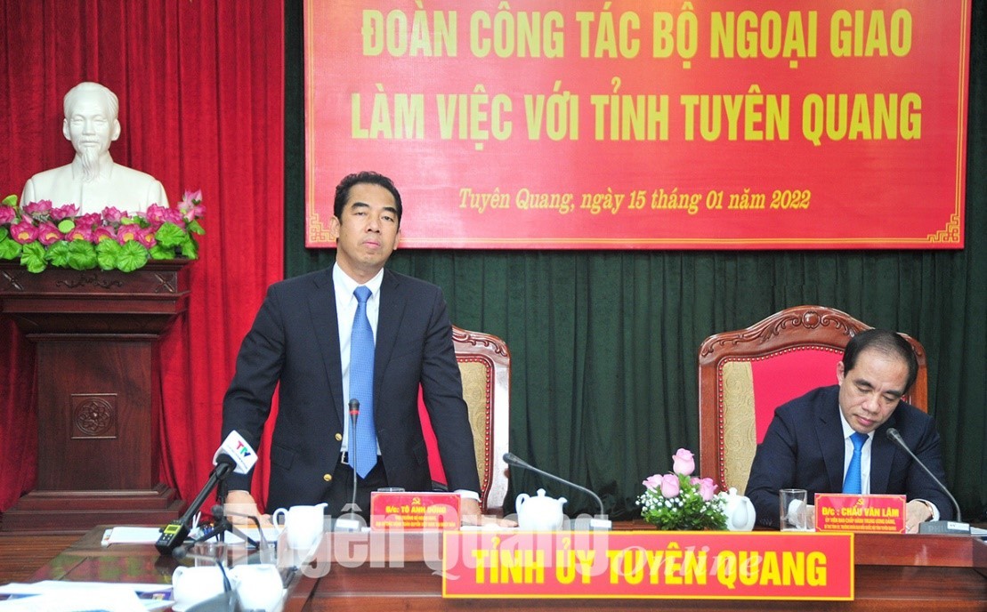 Đoàn công tác của Bộ Ngoại giao làm việc tại tỉnh Tuyên Quang và dâng hương tại Khu di tích Bộ Đoàn công tác của Bộ Ngoại giao làm việc tại tỉnh Tuyên Quang và dâng hương tại Khu di tích Bộ