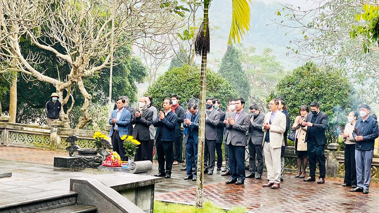 Đoàn công tác của Bộ Ngoại giao làm việc tại tỉnh Tuyên Quang và dâng hương tại Khu di tích Bộ Đoàn công tác của Bộ Ngoại giao làm việc tại tỉnh Tuyên Quang và dâng hương tại Khu di tích Bộ