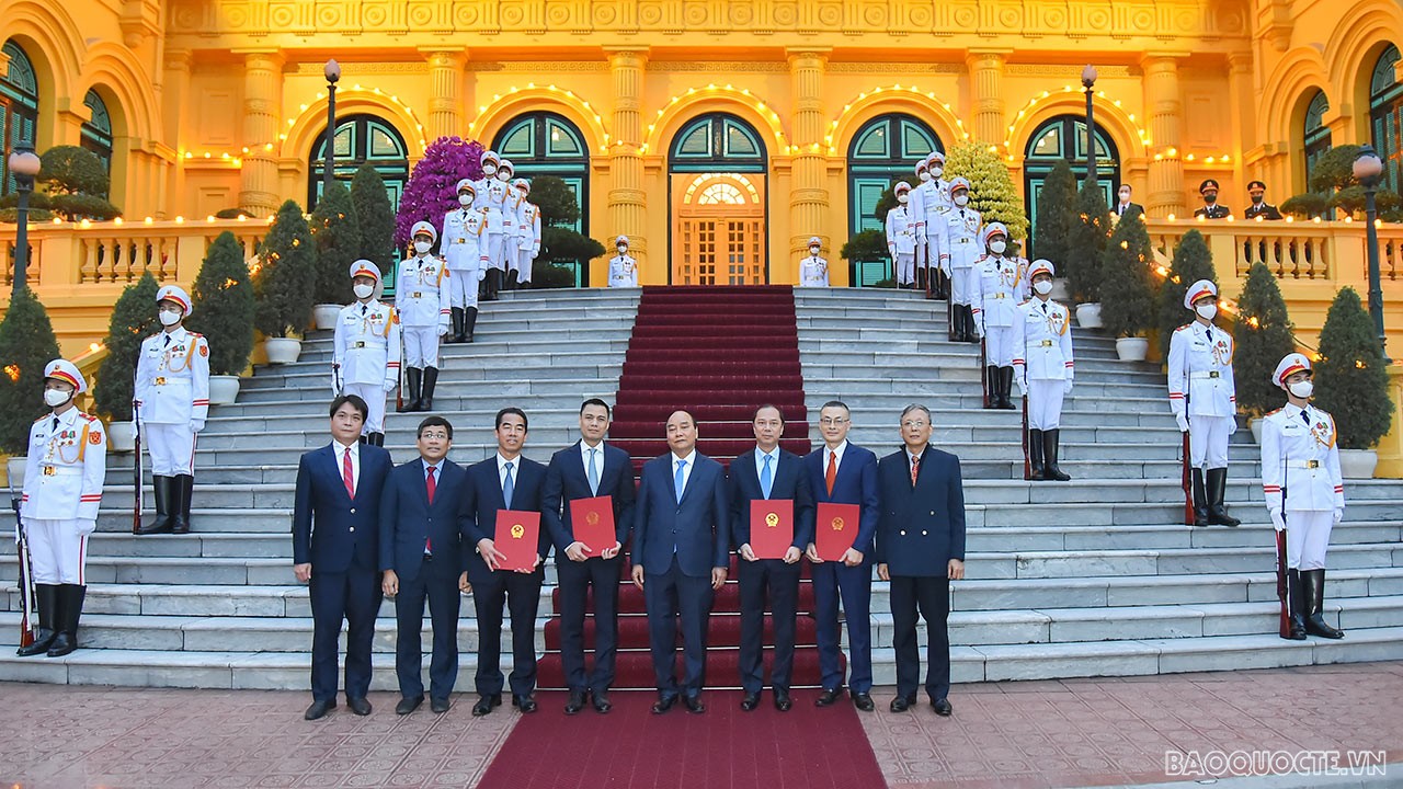 Toàn cảnh Chủ tịch nước trao quyết định bổ nhiệm 4 Đại sứ Việt Nam tại nước ngoài nhiệm kỳ 2022-2025 Toàn cảnh Chủ tịch nước trao quyết định bổ nhiệm 4 Đại sứ Việt Nam tại nước ngoài nhiệm kỳ 2022-2025