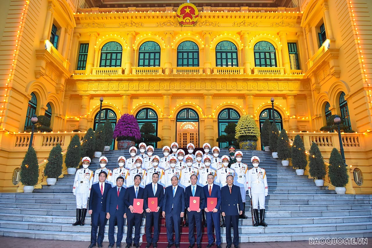 Toàn cảnh Chủ tịch nước trao quyết định bổ nhiệm 4 Đại sứ Việt Nam tại nước ngoài nhiệm kỳ 2022-2025 Toàn cảnh Chủ tịch nước trao quyết định bổ nhiệm 4 Đại sứ Việt Nam tại nước ngoài nhiệm kỳ 2022-2025