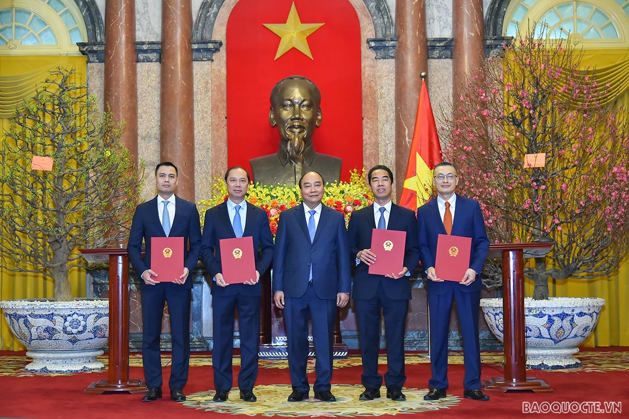 Toàn cảnh Chủ tịch nước trao quyết định bổ nhiệm 4 Đại sứ Việt Nam tại nước ngoài nhiệm kỳ 2022-2025 Toàn cảnh Chủ tịch nước trao quyết định bổ nhiệm 4 Đại sứ Việt Nam tại nước ngoài nhiệm kỳ 2022-2025