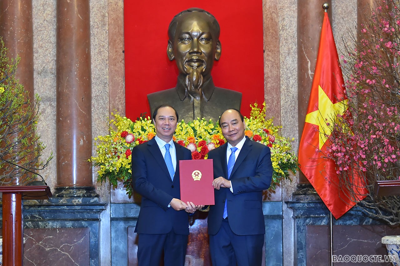 Toàn cảnh Chủ tịch nước trao quyết định bổ nhiệm 4 Đại sứ Việt Nam tại nước ngoài nhiệm kỳ 2022-2025 Toàn cảnh Chủ tịch nước trao quyết định bổ nhiệm 4 Đại sứ Việt Nam tại nước ngoài nhiệm kỳ 2022-2025