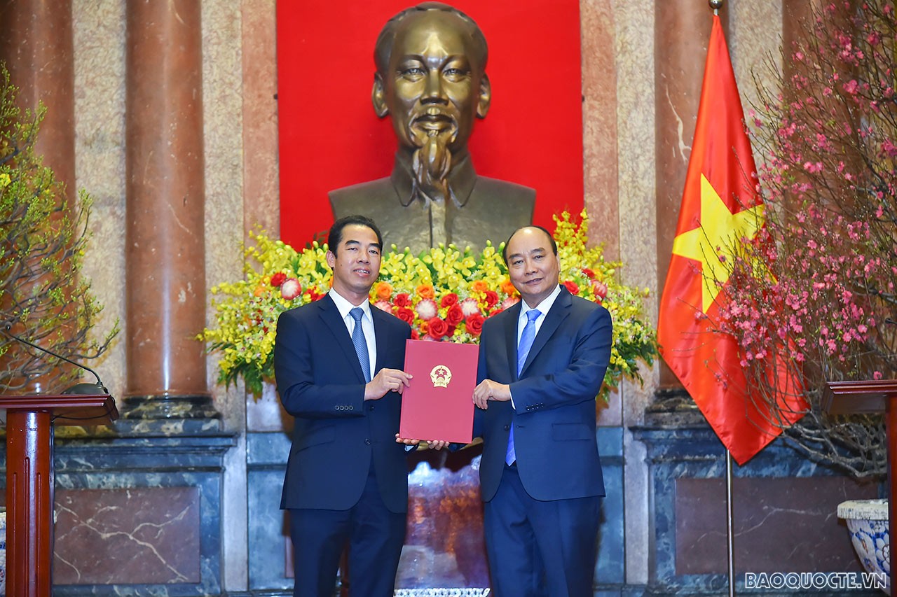 Toàn cảnh Chủ tịch nước trao quyết định bổ nhiệm 4 Đại sứ Việt Nam tại nước ngoài nhiệm kỳ 2022-2025 Toàn cảnh Chủ tịch nước trao quyết định bổ nhiệm 4 Đại sứ Việt Nam tại nước ngoài nhiệm kỳ 2022-2025