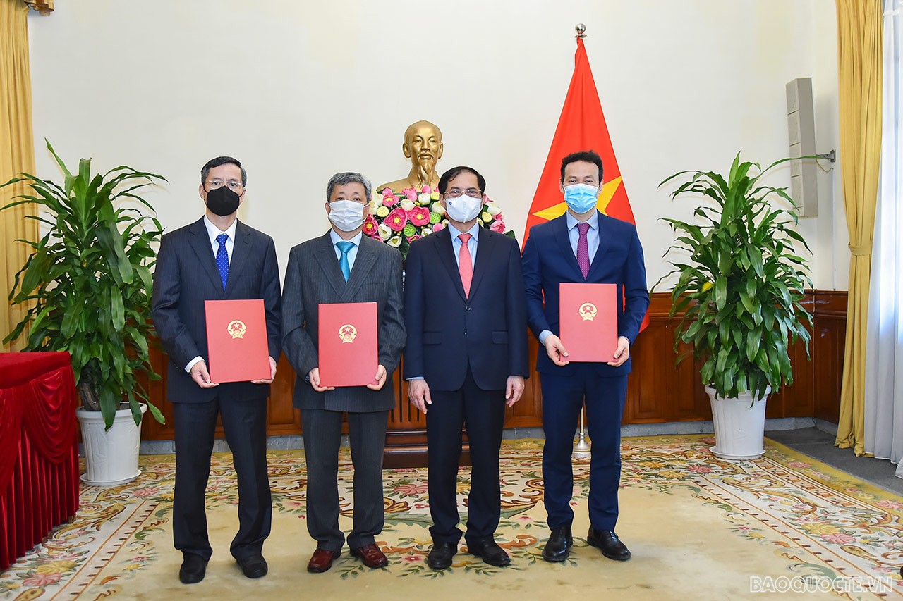 Nhấn mạnh, đây là năm đầu tiên, ngành Ngoại giao triển khai đường lối đối ngoại Đại hội Đảng lần thứ XIII và các Nghị quyết của Hội nghị đối ngoại toàn quốc, Hội nghị Ngoại giao 31, Bộ trưởng giao nhiệm vụ cụ thể đối với từng cán bộ và bày tỏ tin tưởng, với kinh nghiệm công tác trong Bộ, các cán bộ sẽ phát huy được năng lực, lãnh đạo đơn vị đoàn kết, hoàn thành tốt nhiệm vụ được giao.