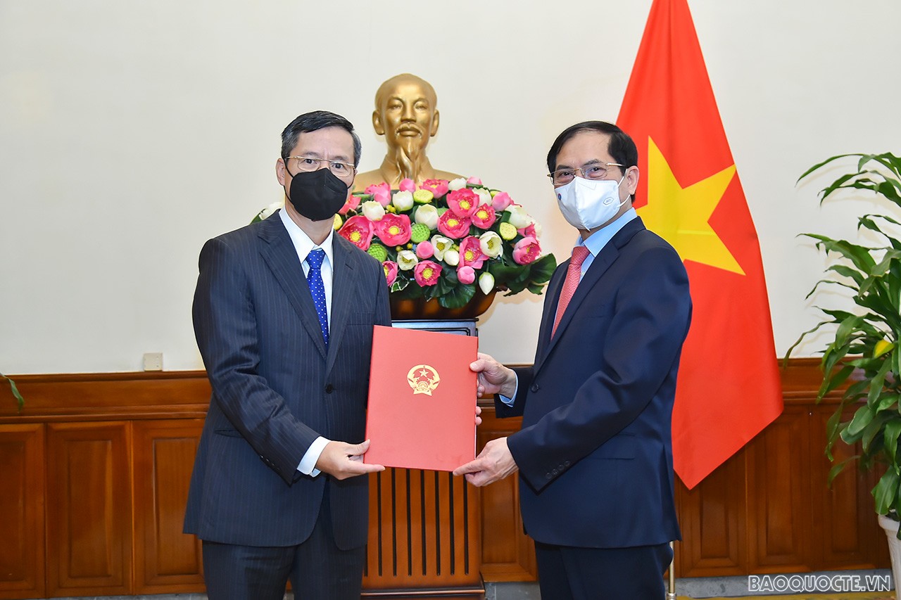 Ủy viên Trung ương Đảng, Bộ trưởng Ngoại giao Bùi Thanh Sơn trao quyết định tiếp nhận và điều động ông Phạm Quang Vinh, nguyên Đại sứ Việt Nam tại Indonesia, giữ chức Vụ trưởng Vụ Ngoại giao Văn hóa và UNESCO.