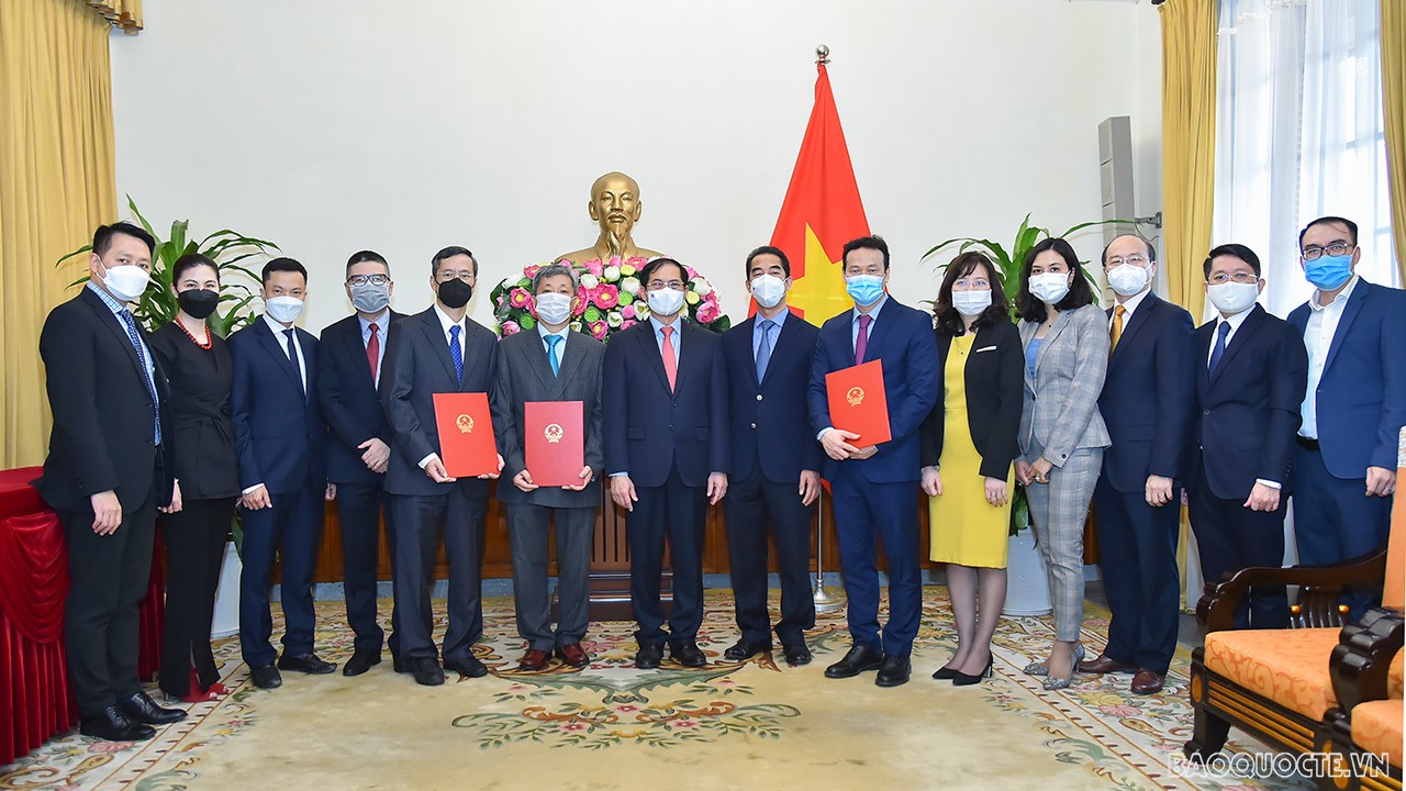 Tham dự buổi lễ có các đồng chí: Tô Anh Dũng, Thứ trưởng Ngoại giao; Lê Dũng, Chánh Văn phòng Bộ và thủ trưởng các đơn vị có liên quan của Bộ Ngoại giao.