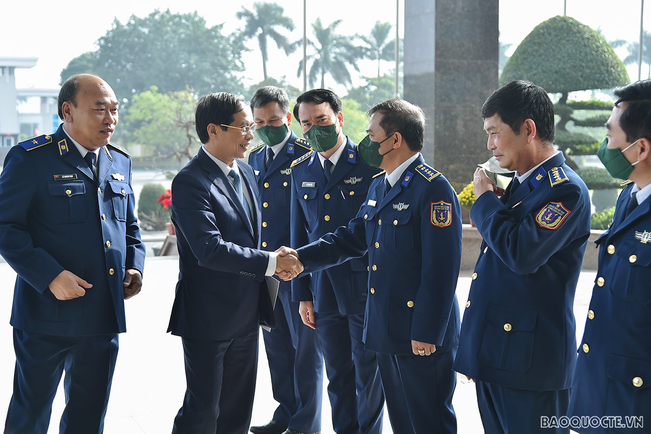 Tham gia đón, làm việc với đoàn có Thiếu tướng Lê Quang Đạo, Tư lệnh Cảnh sát biển Việt Nam; các đồng chí trong Đảng ủy, Thủ trưởng Bộ Tư lệnh; Thủ trưởng các cơ quan Bộ Tư lệnh Cảnh sát biển. Tham gia đón, làm việc với đoàn có Thiếu tướng Lê Quang Đạo, Tư lệnh Cảnh sát biển Việt Nam; các đồng chí trong Đảng ủy, Thủ trưởng Bộ Tư lệnh; Thủ trưởng các cơ quan Bộ Tư lệnh Cảnh sát biển.