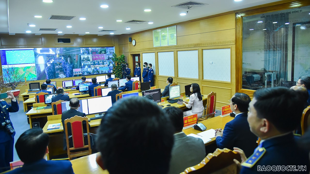 Cũng qua hệ thống truyền hình vệ tinh, Bộ trưởng Bùi Thanh Sơn đã chia sẻ những khó khăn, vất vả của cán bộ, chiến sĩ khi phải đón Tết xa nhà; đồng thời chúc các cán bộ, chiến sĩ luôn mạnh khỏe, đoàn kết, sẵn sàng chiến đấu cao, góp phần giữ vững an ninh, trật tự, an toàn trên biển, để nhân dân có những ngày Tết vui tươi, yên bình. Cũng qua hệ thống truyền hình vệ tinh, Bộ trưởng Bùi Thanh Sơn đã chia sẻ những khó khăn, vất vả của cán bộ, chiến sĩ khi phải đón Tết xa nhà; đồng thời chúc các cán bộ, chiến sĩ luôn mạnh khỏe, đoàn kết, sẵn sàng chiến đấu cao, góp phần giữ vững an ninh, trật tự, an toàn trên biển, để nhân dân có những ngày Tết vui tươi, yên bình.