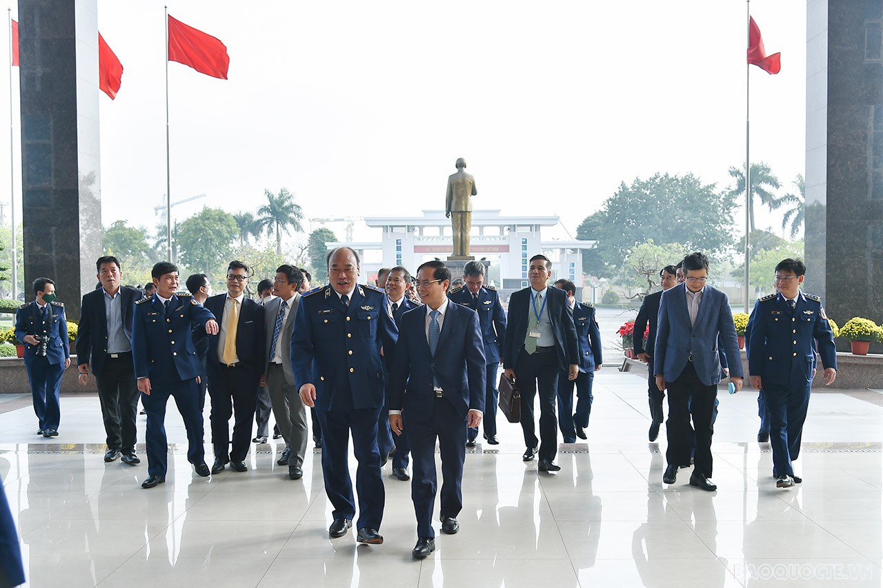 Tại buổi thăm và làm việc, Bộ trưởng Ngoại giao Bùi Thanh Sơn cùng các đại biểu đã xem phim về kết quả thực hiện nhiệm vụ năm 2021 của Bộ Tư lệnh Cảnh sát biển; nghe báo cáo về công tác thông tin, tuyên truyền, báo cáo về công tác đối ngoại Cảnh sát biển năm 2021 và phương hướng năm 2021; nghe các ý kiến tham luận của các cơ quan hai bên về công tác phối hợp, hợp tác giữa Bộ Ngoại giao và Cảnh sát biển Việt Nam trong thời gian qua. Tại buổi thăm và làm việc, Bộ trưởng Ngoại giao Bùi Thanh Sơn cùng các đại biểu đã xem phim về kết quả thực hiện nhiệm vụ năm 2021 của Bộ Tư lệnh Cảnh sát biển; nghe báo cáo về công tác thông tin, tuyên truyền, báo cáo về công tác đối ngoại Cảnh sát biển năm 2021 và phương hướng năm 2021; nghe các ý kiến tham luận của các cơ quan hai bên về công tác phối hợp, hợp tác giữa Bộ Ngoại giao và Cảnh sát biển Việt Nam trong thời gian qua.
