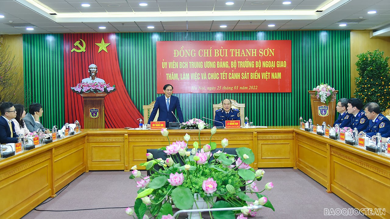 Phát biểu tại buổi làm việc, Bộ trưởng Ngoại giao Bùi Thanh Sơn bày tỏ vui mừng lần đầu tiên đến thăm Bộ Tư lệnh Cảnh sát biển trên cương vị là Bộ trưởng; đánh giá cao những kết quả, thành tích đã đạt được của lực lượng Cảnh sát biển trong thời gian qua. Phát biểu tại buổi làm việc, Bộ trưởng Ngoại giao Bùi Thanh Sơn bày tỏ vui mừng lần đầu tiên đến thăm Bộ Tư lệnh Cảnh sát biển trên cương vị là Bộ trưởng; đánh giá cao những kết quả, thành tích đã đạt được của lực lượng Cảnh sát biển trong thời gian qua.