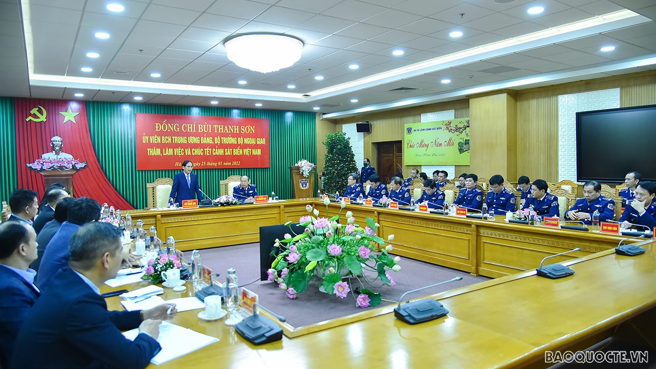 “Đặc biệt, lực lượng Cảnh sát biển đã thực hiện tốt chức năng, nhiệm vụ được giao; giữ vững được môi trường hòa bình, ổn định trên các vùng biển”, Bộ trưởng nói. Bộ trưởng Bùi Thanh Sơn cũng chia sẻ với những khó khăn, vất vả của cán bộ, chiến sĩ Cảnh sát biển, nhất là những cán bộ, chiến sĩ đang trực tiếp thực hiện nhiệm vụ ngoài thực địa. “Đặc biệt, lực lượng Cảnh sát biển đã thực hiện tốt chức năng, nhiệm vụ được giao; giữ vững được môi trường hòa bình, ổn định trên các vùng biển”, Bộ trưởng nói. Bộ trưởng Bùi Thanh Sơn cũng chia sẻ với những khó khăn, vất vả của cán bộ, chiến sĩ Cảnh sát biển, nhất là những cán bộ, chiến sĩ đang trực tiếp thực hiện nhiệm vụ ngoài thực địa.