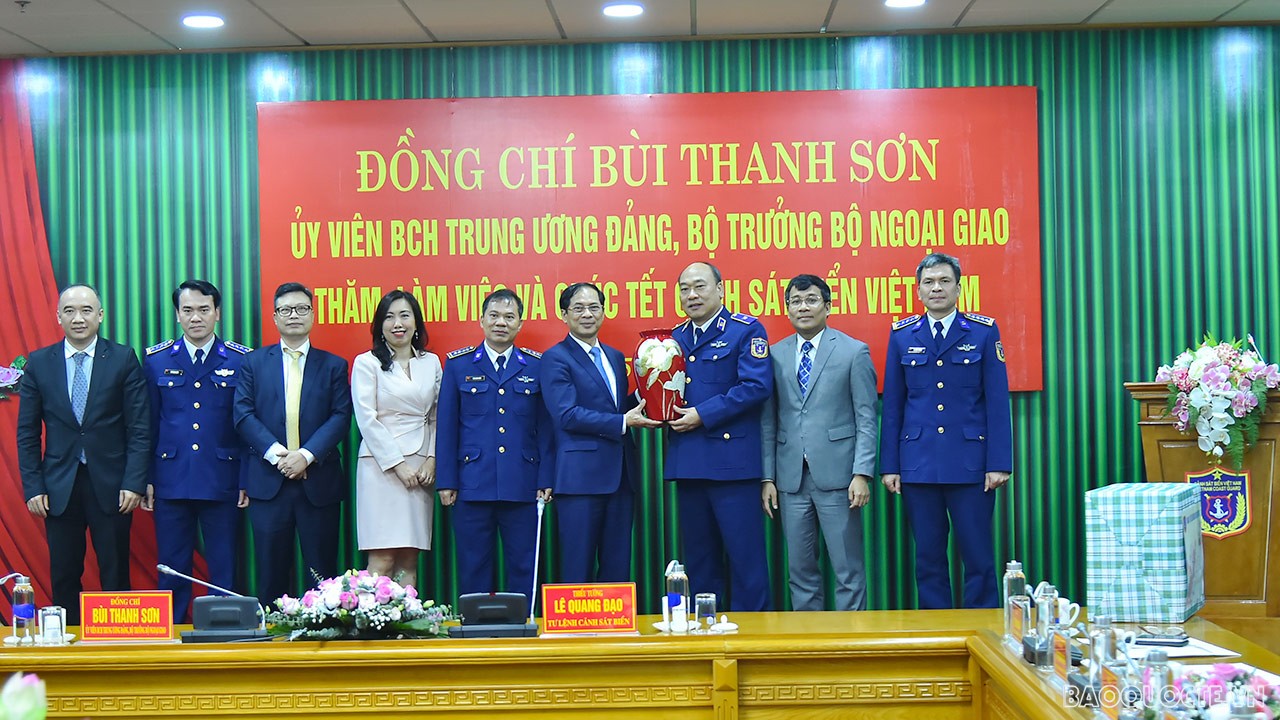 Khẳng định Cảnh sát biển Việt Nam là lực lượng nòng cốt thực thi pháp luật và bảo vệ an ninh quốc gia, trật tự, an toàn trên biển, có yếu tố quốc tế rất cao, Bộ trưởng Bùi Thanh Sơn mong muốn lực lượng Cảnh sát biển sẽ phối hợp chặt chẽ với Bộ Ngoại giao trong công tác tăng cường chia sẻ thông tin trên thực địa, từ đó nhận định, đánh giá đúng tình hình để tham mưu với Đảng, Nhà nước những chủ trương, định hướng giữ vững chủ quyền, an ninh, an toàn biển đảo. Khẳng định Cảnh sát biển Việt Nam là lực lượng nòng cốt thực thi pháp luật và bảo vệ an ninh quốc gia, trật tự, an toàn trên biển, có yếu tố quốc tế rất cao, Bộ trưởng Bùi Thanh Sơn mong muốn lực lượng Cảnh sát biển sẽ phối hợp chặt chẽ với Bộ Ngoại giao trong công tác tăng cường chia sẻ thông tin trên thực địa, từ đó nhận định, đánh giá đúng tình hình để tham mưu với Đảng, Nhà nước những chủ trương, định hướng giữ vững chủ quyền, an ninh, an toàn biển đảo.