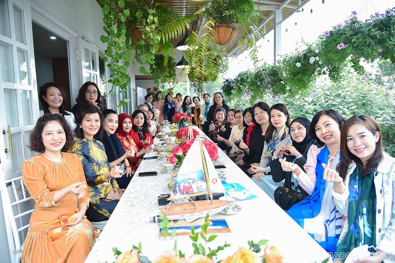 Tham dự hoạt động có bà Trần Thị Bích Vân, Chủ tịch Nhóm AWCH, Phu nhân Thứ trưởng Ngoại giao Nguyễn Quốc Dũng, Phu nhân Lãnh đạo Bộ Ngoại giao, thành viên Nhóm AWCH và đối tác.