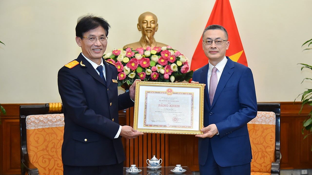 Trao tặng Bằng khen của Bộ trưởng Ngoại giao cho ông Đặng Ngọc Minh, Phó Tổng cục trưởng Tổng cục Thuế