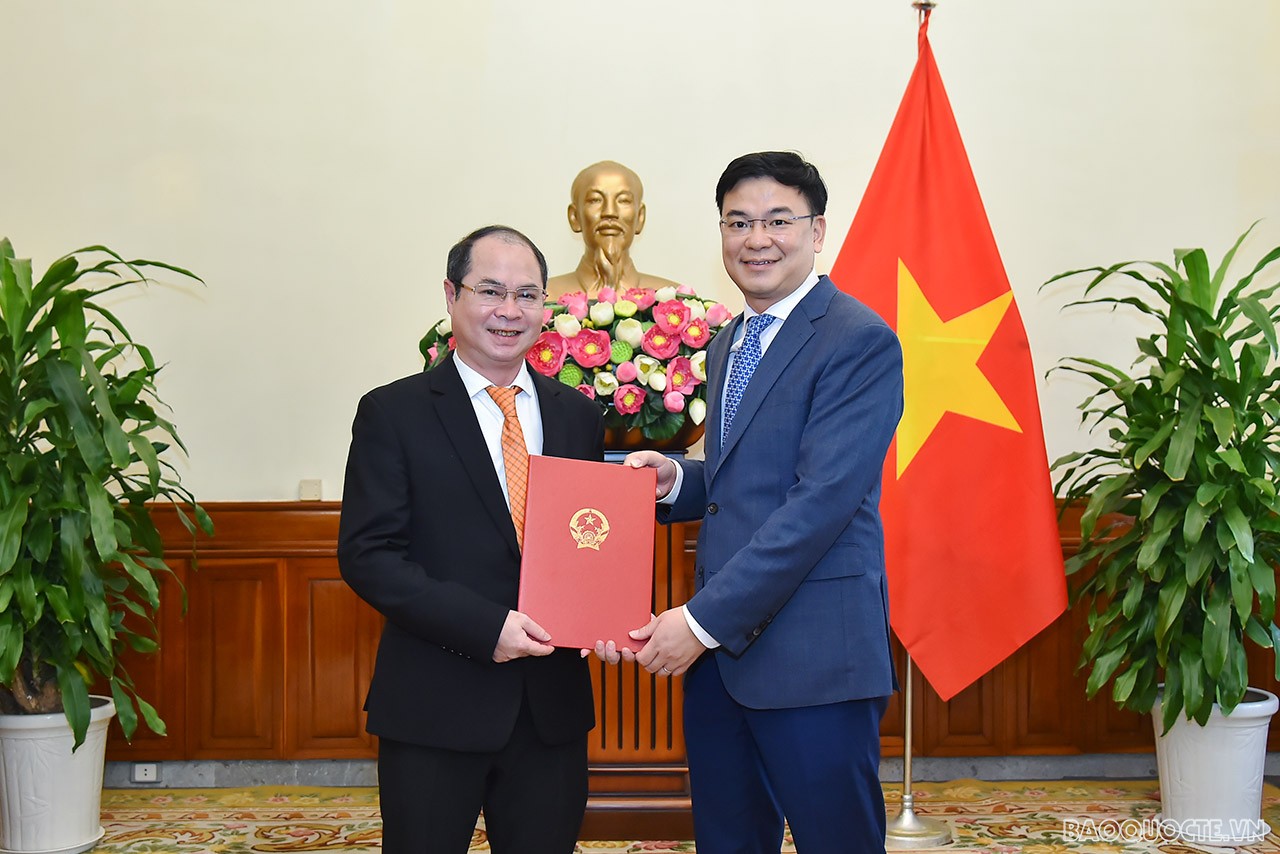 Tại buổi lễ trao quyết định, Thứ trưởng Ngoại giao Phạm Quang Hiệu đã trao quyết định bổ nhiệm ông Nguyễn Mạnh Cường, Quyền Vụ trưởng Vụ Nghiên cứu tổng hợp, Ủy ban Nhà nước về người Việt Nam ở nước ngoài, giữ chức Vụ trưởng Vụ Nghiên cứu tổng hợp, Ủy ban Nhà nước về người Việt Nam ở nước ngoài.