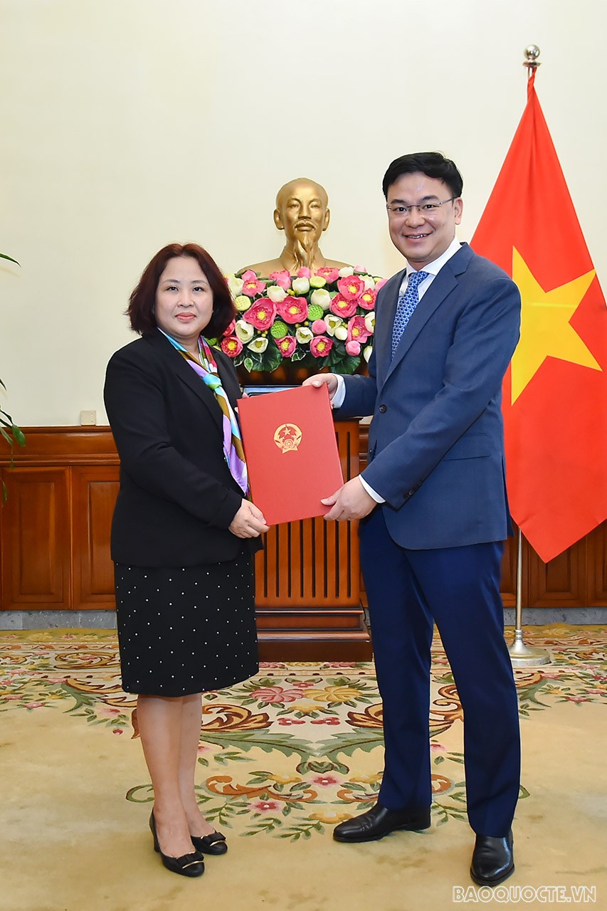 Thứ trưởng Ngoại giao Phạm Quang Hiệu đã trao quyết định bổ nhiệm bà Phạm Thị Thu Hương, Quyền Vụ trưởng Vụ Pháp chế - Thanh tra, Ủy ban Nhà nước về người Việt Nam ở nước ngoài, giữ chức Vụ trưởng Vụ Pháp chế - Thanh tra, Ủy ban Nhà nước về người Việt Nam ở nước ngoài.