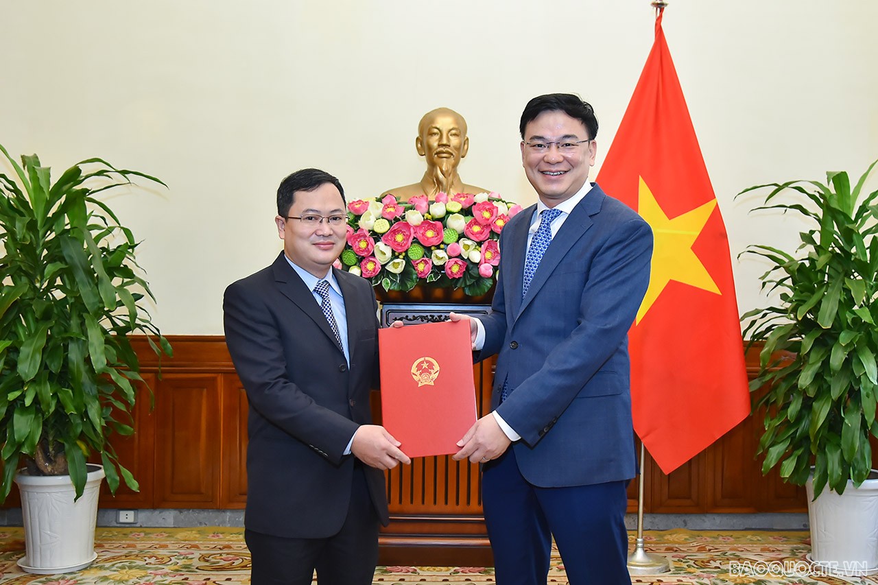 Thứ trưởng Ngoại giao Phạm Quang Hiệu đã trao quyết định bổ nhiệm ông Phan Kiều Chung, Quyền Vụ trưởng Vụ Biên giới Việt - Trung, Ủy ban Biên giới quốc gia, giữ chức Quyền Vụ trưởng Vụ Biên giới Việt - Trung, Ủy ban Biên giới quốc gia.