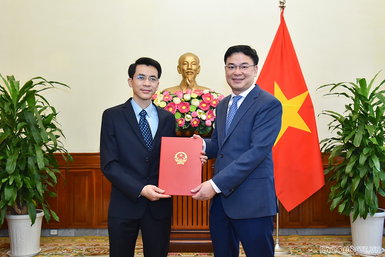 Thứ trưởng Ngoại giao Phạm Quang Hiệu đã trao quyết định bổ nhiệm ông Nguyễn Lương Ngọc, Tập sự Phó Vụ trưởng Vụ Thi đua - Khen thưởng và Truyền thống ngoại giao, giữ chức Phó Vụ trưởng Vụ Thi đua - Khen thưởng và Truyền thống ngoại giao.