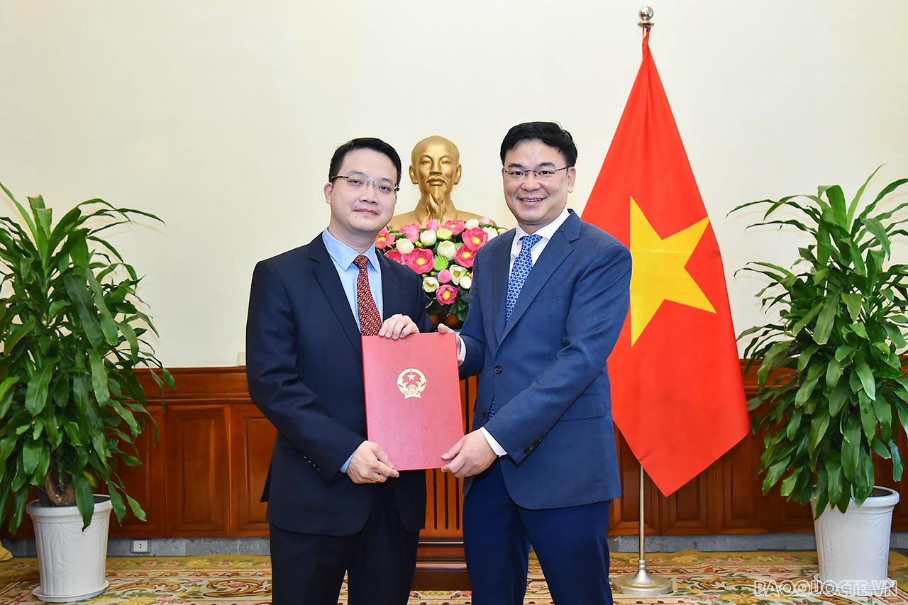 Thứ trưởng Ngoại giao Phạm Quang Hiệu đã trao quyết định bổ nhiệm ông Đặng Hoàng Linh, Tập sự Phó Trưởng Ban đào tạo, Học viện Ngoại giao, giữ chức Phó Trưởng Ban đào tạo, Học viện Ngoại giao.