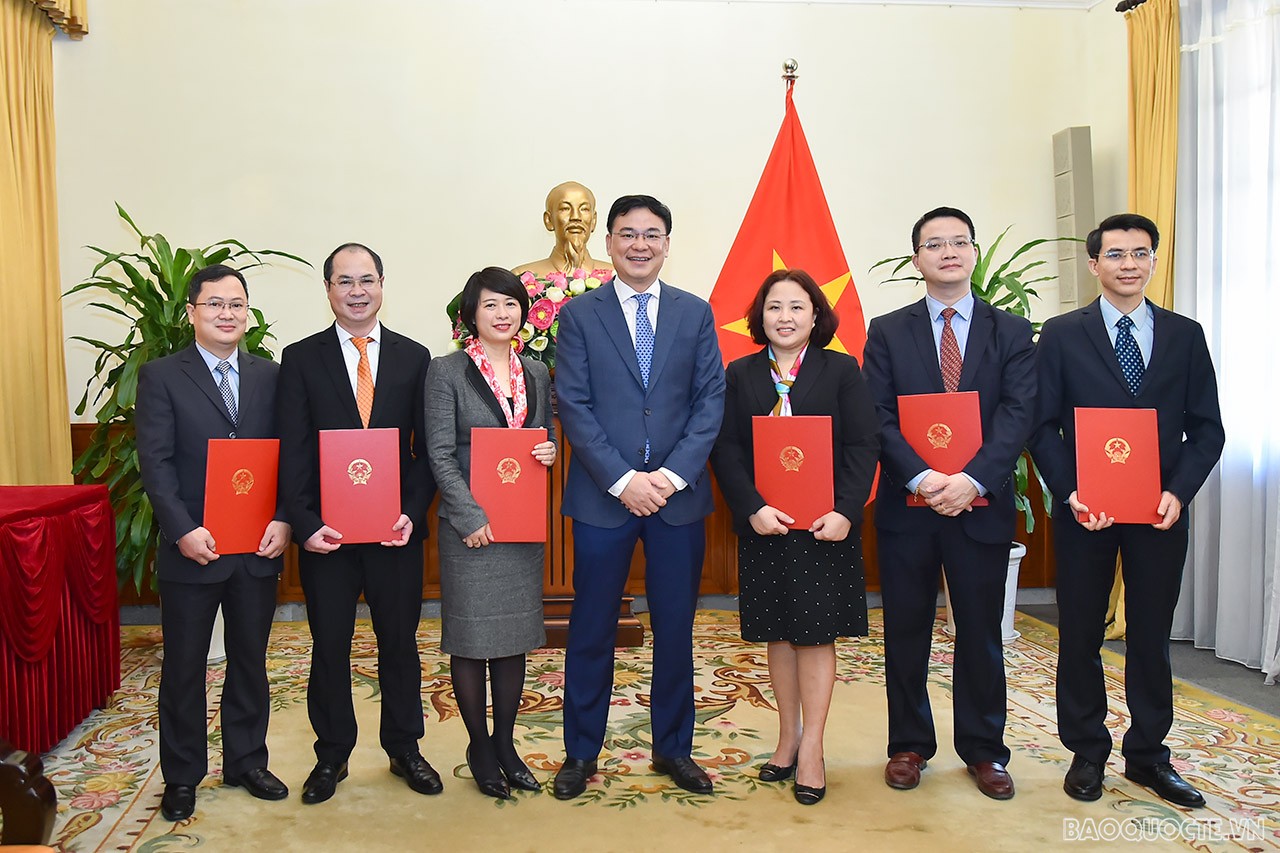 Thay mặt cho các cán bộ được bổ nhiệm, ông Nguyễn Mạnh Cường cảm ơn sự quan tâm của Bộ trưởng và tập thể Lãnh đạo Bộ; hứa sẽ tiếp tục nỗ lực hết sức mình, hoàn thành tốt các nhiệm vụ được giao.