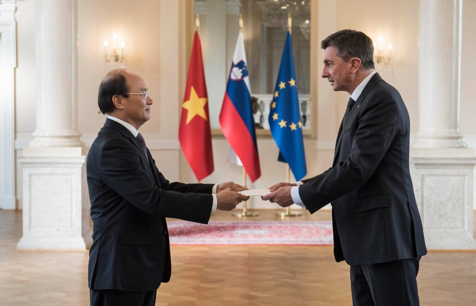 Đại sứ Lê Dũng trình quốc thư lên Tổng thống Cộng hòa Slovenia