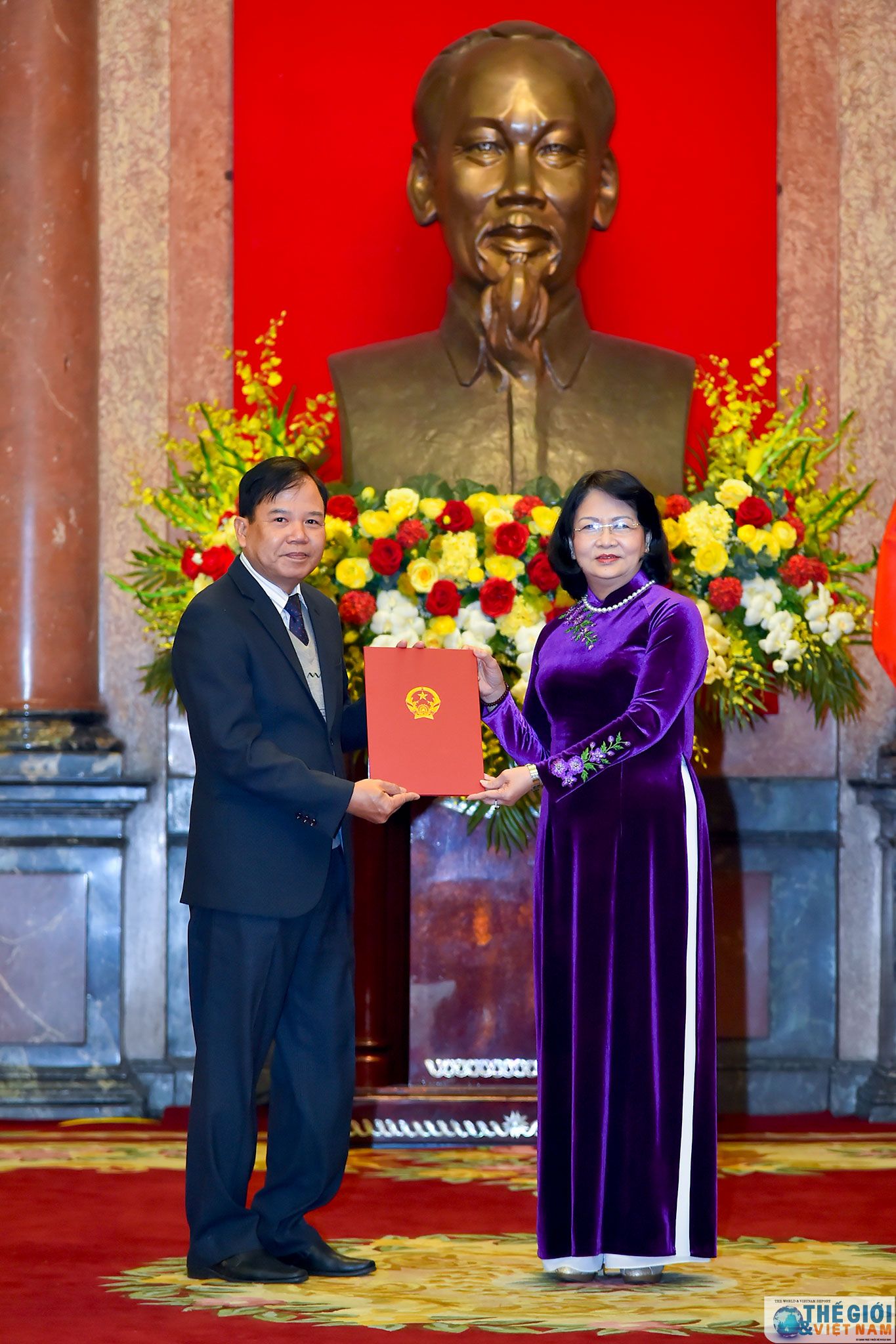 trao quyet dinh phong ham dai su cho can bo ngoai giao