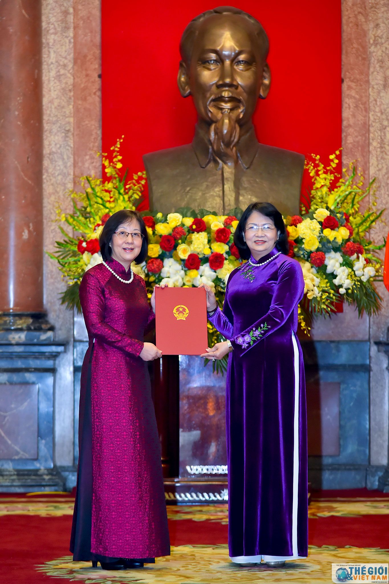 trao quyet dinh phong ham dai su cho can bo ngoai giao