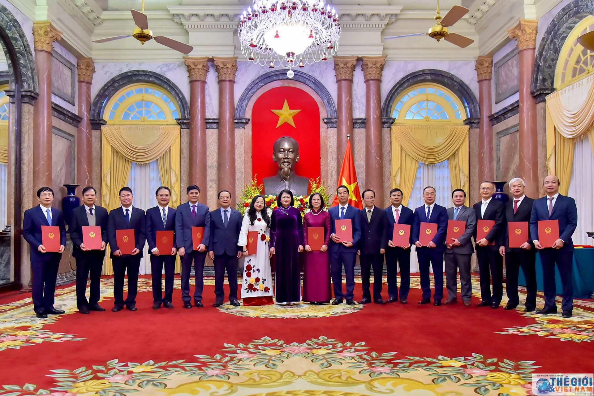 trao quyet dinh phong ham dai su cho can bo ngoai giao